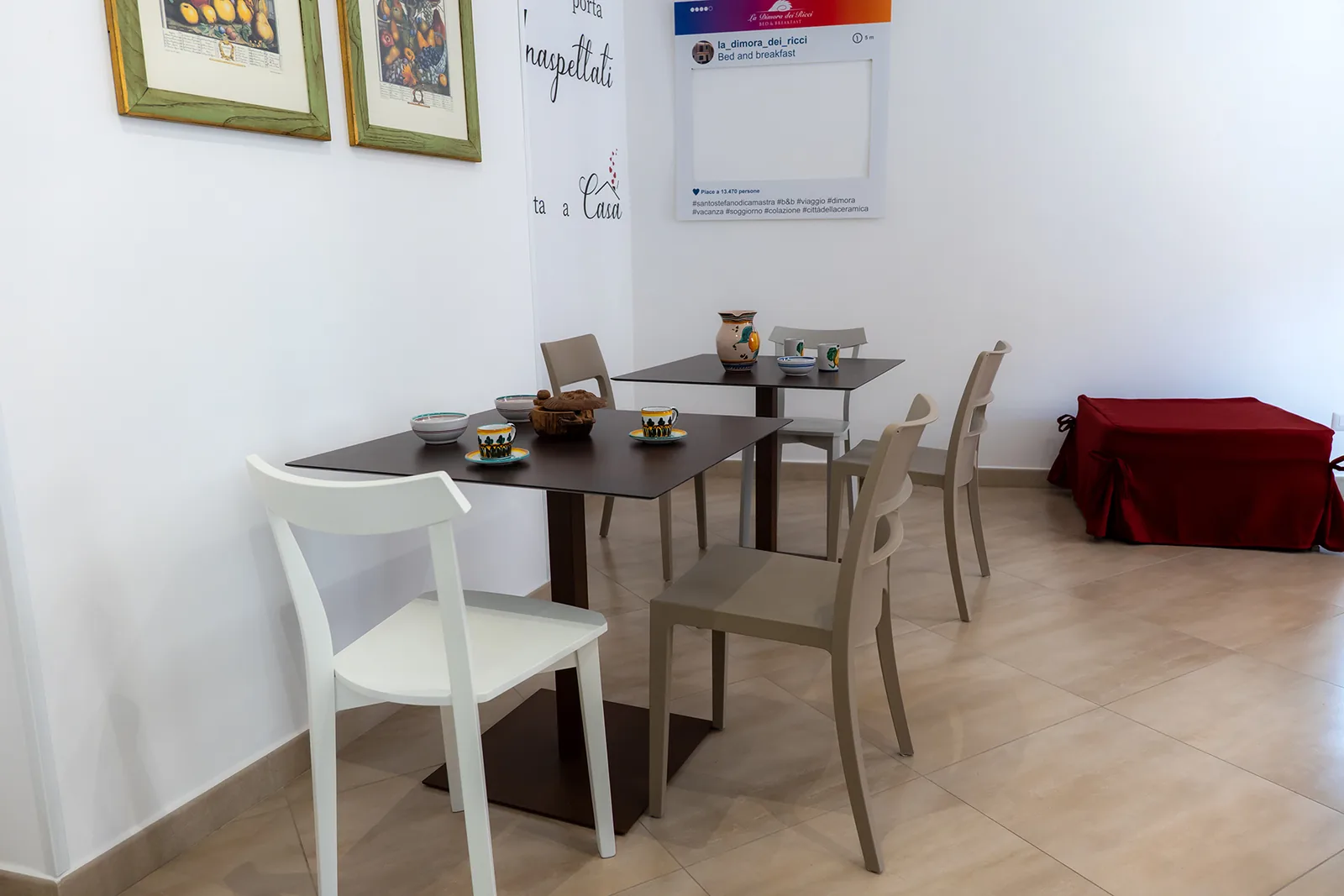 Tavoli e sedie nello spazio della cucina comune