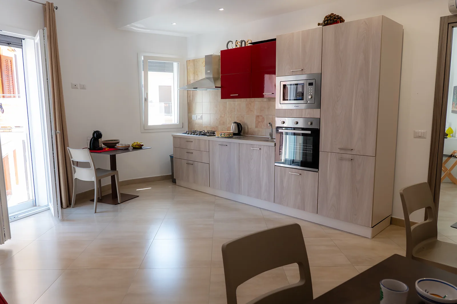 Cucina comune della Dimora dei Ricci con tavolo e zona cottura