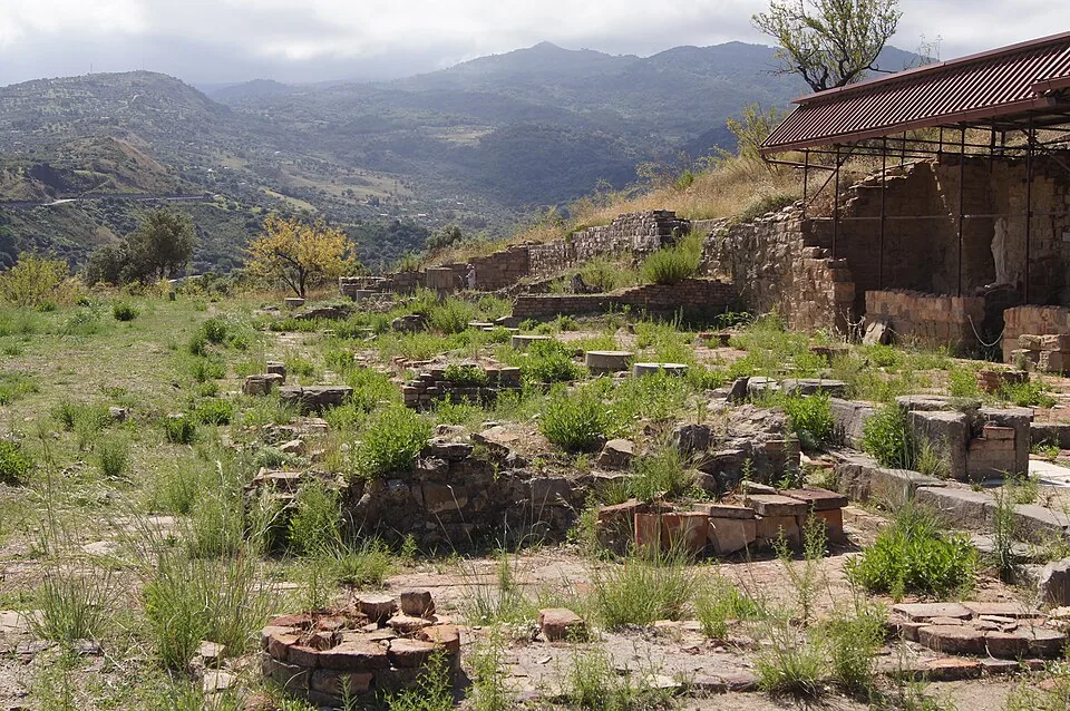 Resti dell’agorà di Halaesa Arconidea nel paesaggio di Tusa