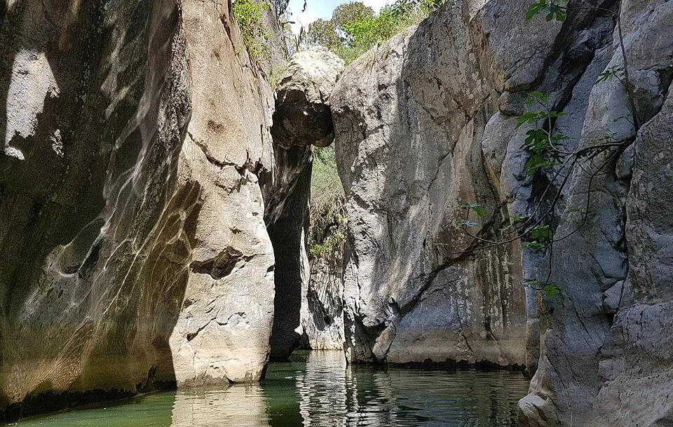Pareti rocciose e acqua nelle Gole di Tiberio