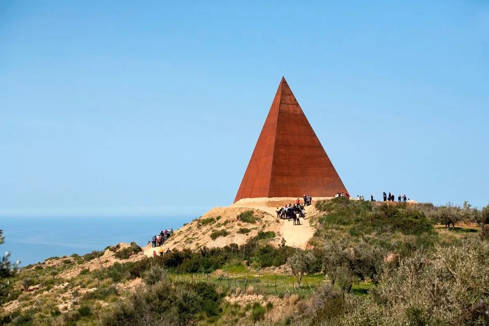 Piramide del 38° Parallelo di Mauro Staccioli sulla collina di Motta d’Affermo