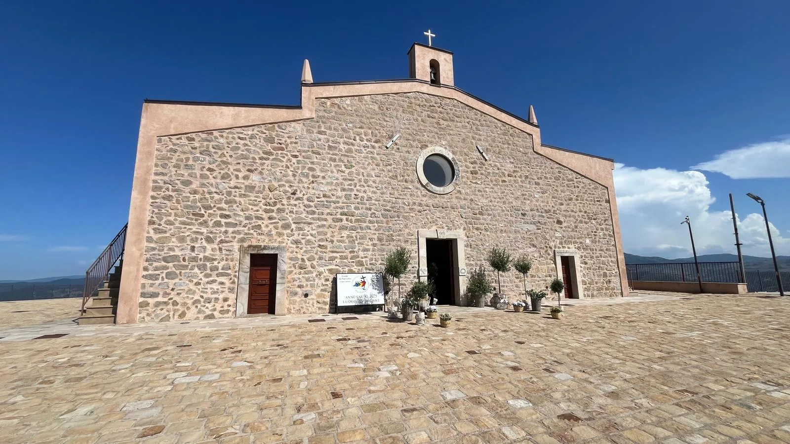 Facciata in pietra del Santuario del Letto Santo a Santo Stefano di Camastra