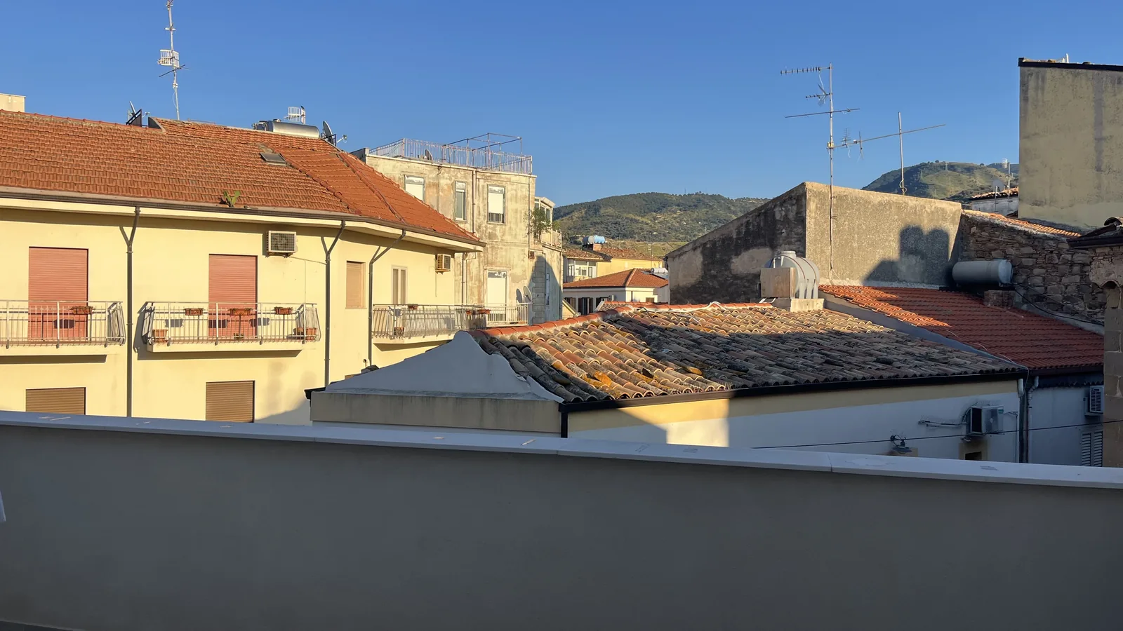 Tetti di Santo Stefano di Camastra e colline visti dalla Dimora