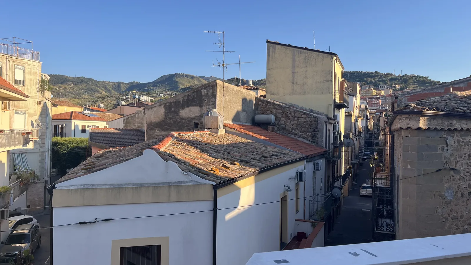 Vista sui tetti e sulle vie del centro storico di Santo Stefano di Camastra dalla Dimora
